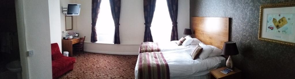 Отель The Three Tuns Wetherspoon